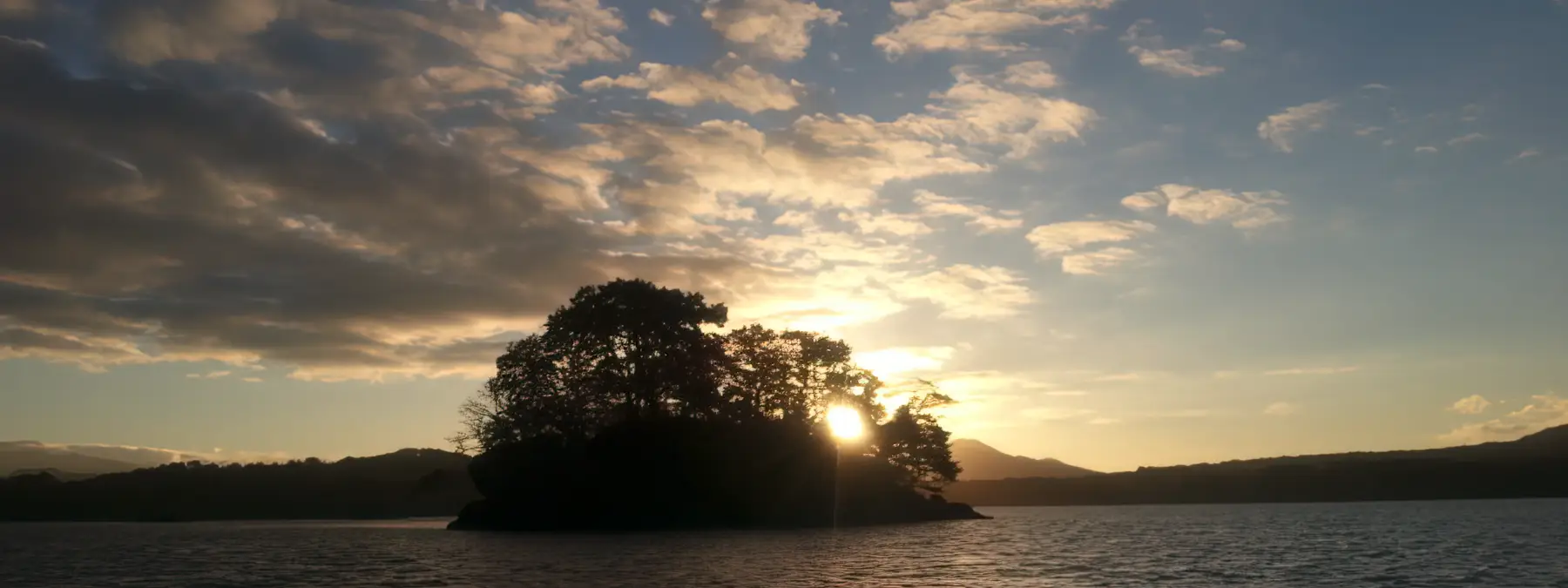 朝焼けの桧原湖